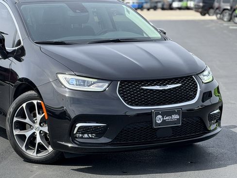 Used 2024 Chrysler Pacifica Touring-L w/ Uconnect Theater Family Group image 4