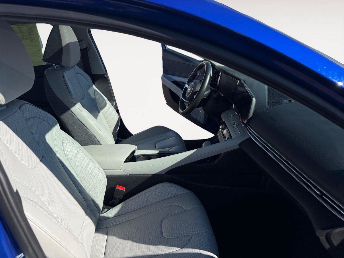 Used 2025 Hyundai Elantra Limited FWD image 15