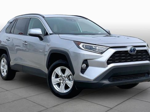 Used 2019 Toyota RAV4 XLE AWD/4WD image 3