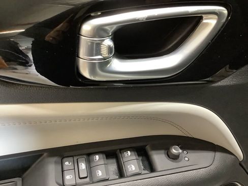 Used 2023 Jeep Compass Limited image 22