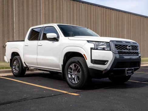 Used 2025 Nissan Frontier SV AWD/4WD image 2