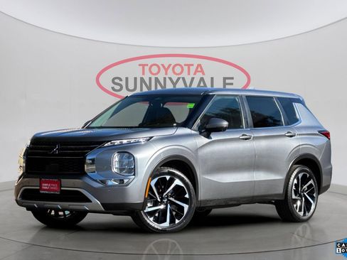 Used 2024 Mitsubishi Outlander SE image 1