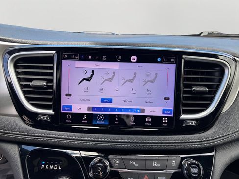 Used 2023 Chrysler Pacifica Limited w/ Uconnect Theater Family Group FWD image 22