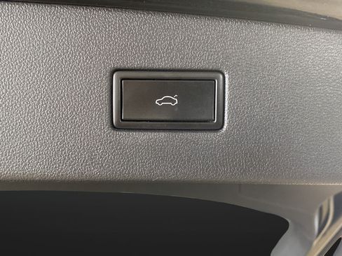 Used 2020 Volkswagen Tiguan SEL AWD/4WD image 25