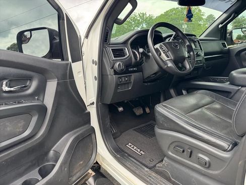 Used 2019 Nissan Titan SV w/ SV Convenience Package AWD/4WD image 15
