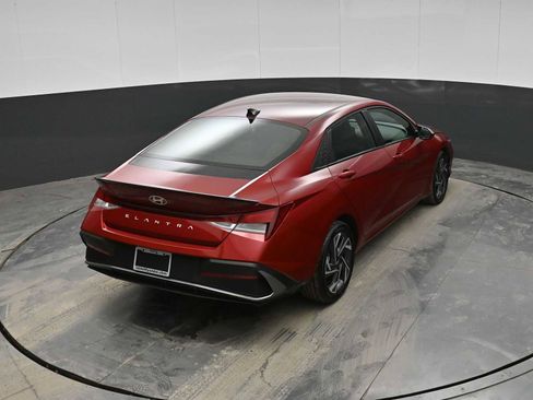 Certified 2025 Hyundai Elantra Sport image 27