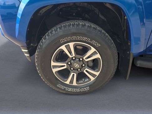 Used 2017 Toyota Tacoma TRD Sport w/ Premium & Technology Package AWD/4WD image 10
