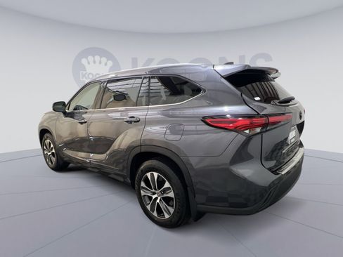 Used 2022 Toyota Highlander XLE w/ Protection Package #3 (TMS) AWD/4WD image 8