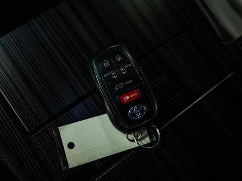 Used 2021 Toyota Sienna Limited image 24