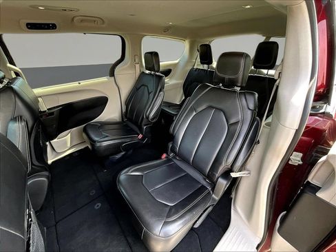 Used 2023 Chrysler Pacifica Touring-L FWD image 24