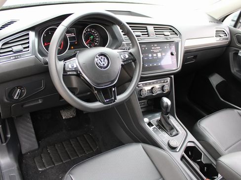Certified 2020 Volkswagen Tiguan SE w/ Panoramic Sunroof Package image 10