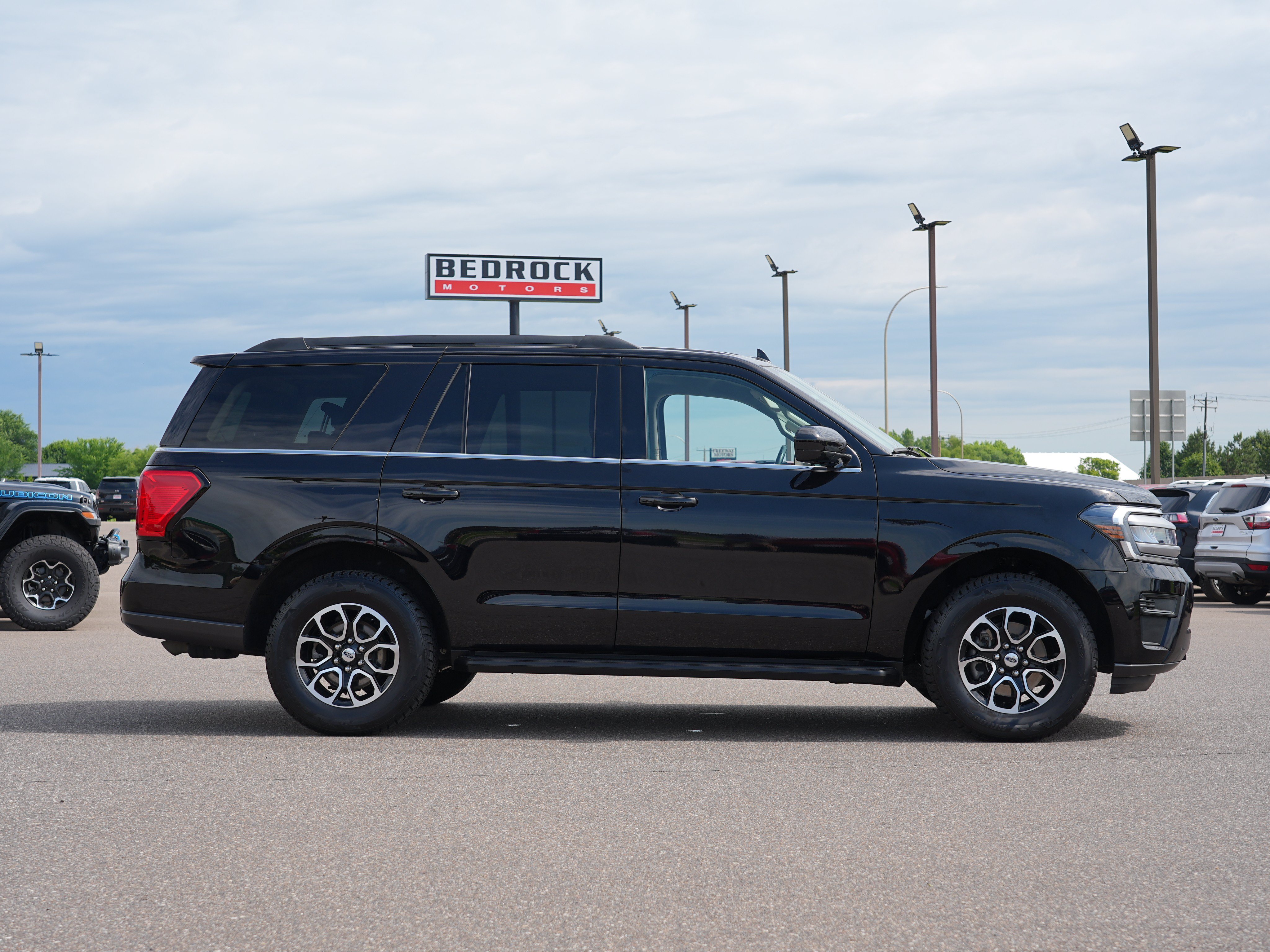 Used 2022 Ford Expedition XLT AWD/4WD image 2