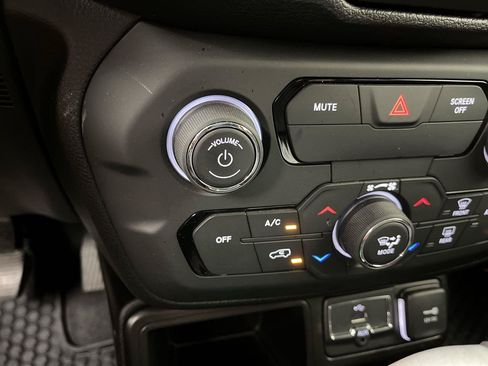 Used 2020 Jeep Renegade Latitude w/ Cold Weather Group FWD image 16