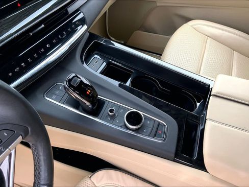 Used 2024 Cadillac Escalade Premium Luxury w/ Performance Package image 16