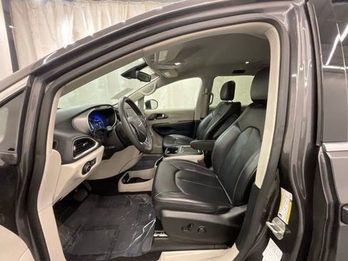Used 2023 Chrysler Pacifica Touring-L FWD image 10