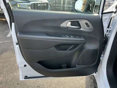 New 2026 Chrysler Pacifica Select image 12