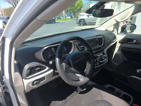 Used 2023 Chrysler Voyager LX image 12