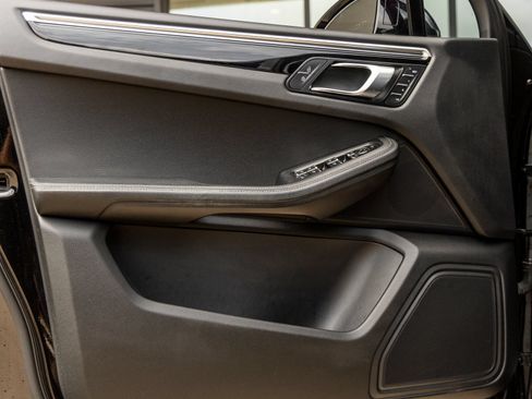 Certified 2023 Porsche Macan AWD/4WD image 20