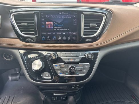 Used 2018 Chrysler Pacifica Limited FWD image 26