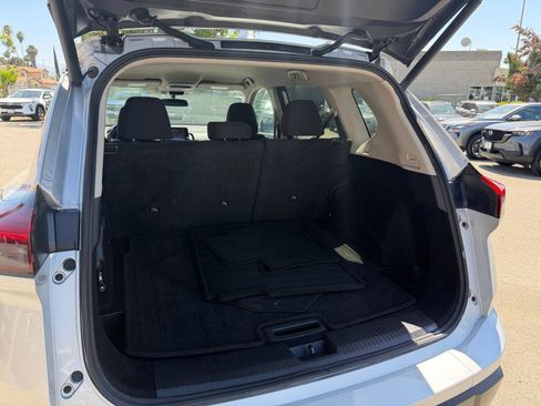 Used 2025 Nissan Rogue SV FWD image 32