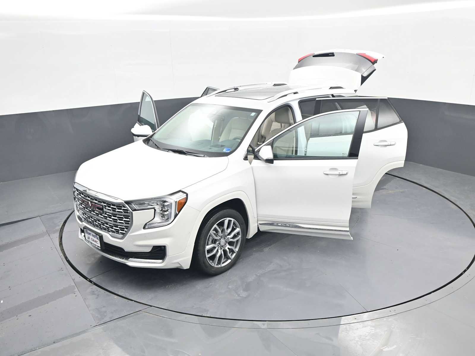 Used 2024 GMC Terrain Denali w/ Denali Premium Package AWD/4WD image 57