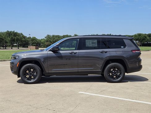 New 2025 Jeep Grand Cherokee L Altitude image 3