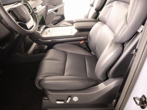 New 2025 Lincoln Navigator Reserve image 11