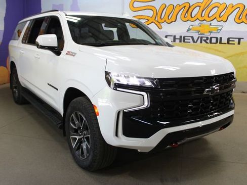Used 2023 Chevrolet Suburban Z71 w/ Luxury Package AWD/4WD image 4