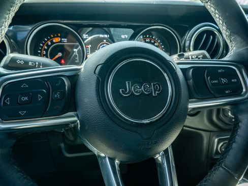 Used 2022 Jeep Wrangler Unlimited Sahara AWD/4WD image 30
