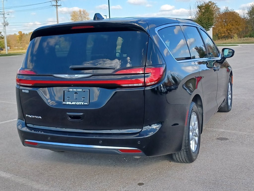 Used 2025 Chrysler Pacifica Select FWD image 4