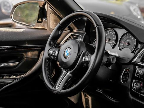 Used 2018 BMW M4 Convertible RWD image 16