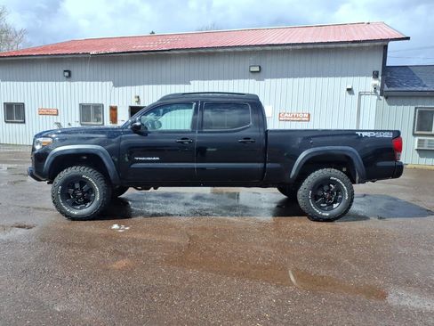 Used 2017 Toyota Tacoma TRD Off-Road AWD/4WD image 2