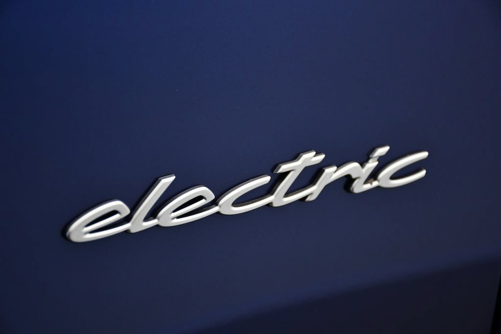 Certified 2025 Porsche Macan 4S Electric AWD/4WD image 12