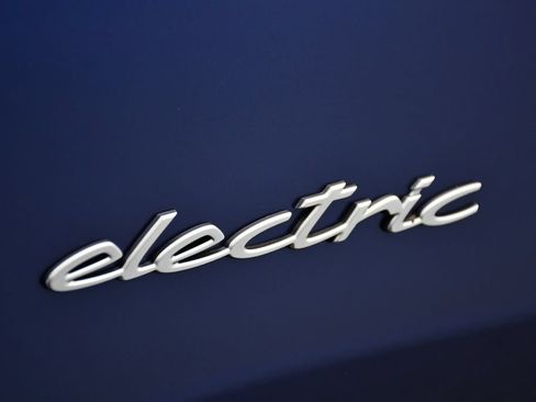 Certified 2025 Porsche Macan 4S Electric AWD/4WD image 12