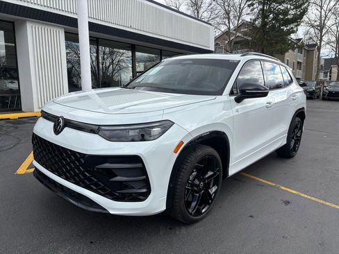 Used 2025 Volkswagen Tiguan SE R-Line image 17