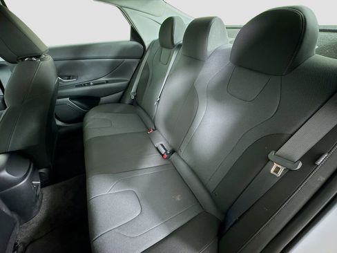 Certified 2025 Hyundai Elantra SE image 23