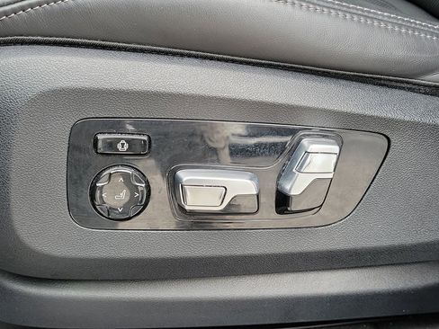 Used 2024 BMW X7 M60i w/ Executive Package image 27