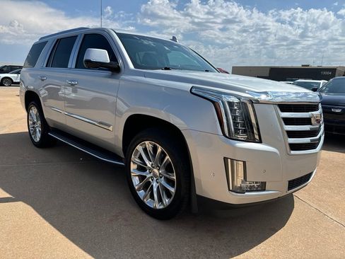 Used 2019 Cadillac Escalade Luxury AWD/4WD image 2