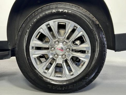 Used 2025 GMC Yukon XL Denali AWD/4WD image 38