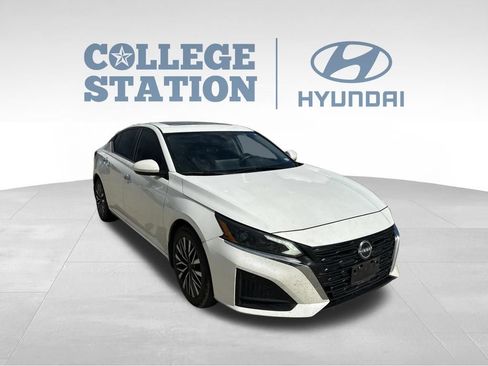 Used 2024 Nissan Altima 2.5 SV w/ SV Premium Package FWD image 3