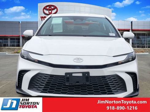 Used 2025 Toyota Camry SE image 2
