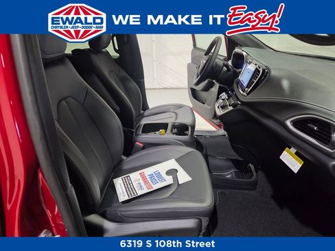 New 2026 Chrysler Pacifica Select image 8