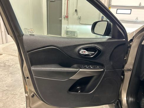 Used 2021 Jeep Cherokee Latitude FWD image 15