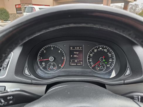 Used 2015 Volkswagen Passat TDI SE image 17