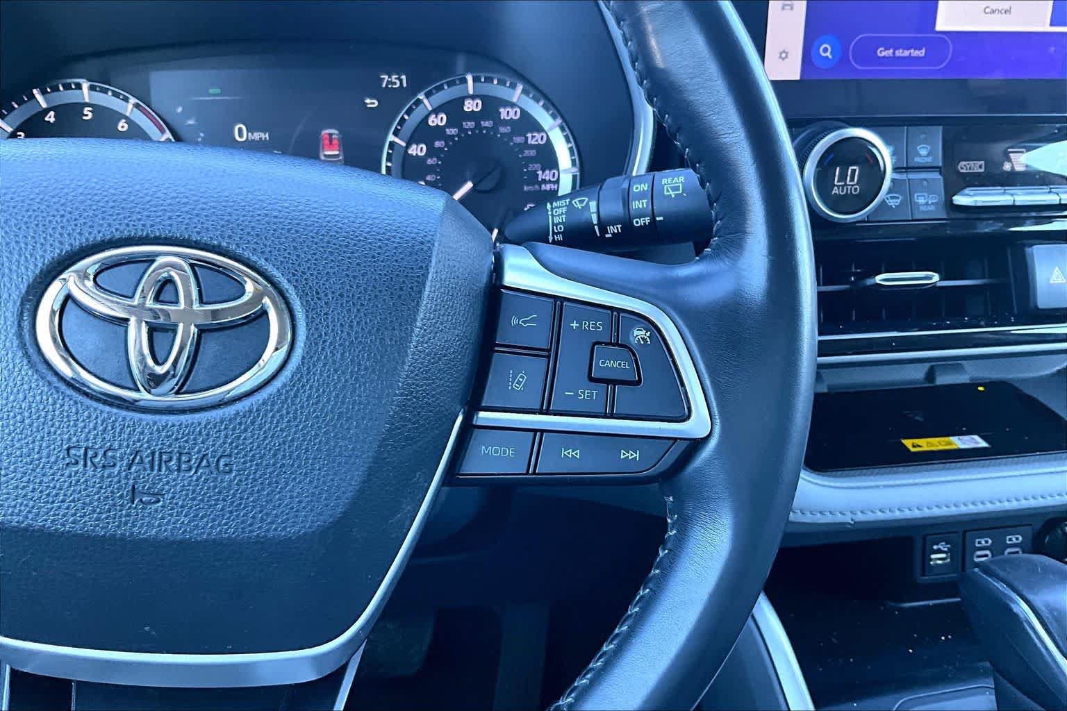 Used 2023 Toyota Highlander XLE FWD image 24
