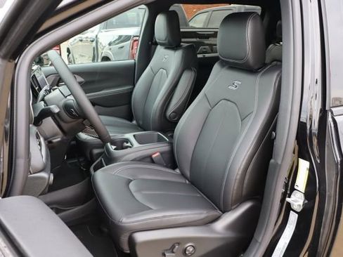 New 2026 Chrysler Pacifica Select FWD image 12