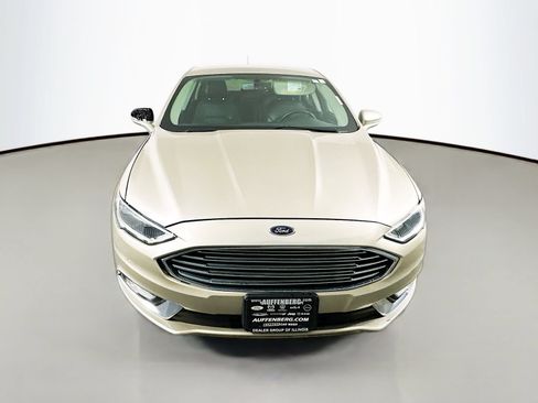 Used 2017 Ford Fusion SE w/ Fusion SE Technology Package FWD image 2