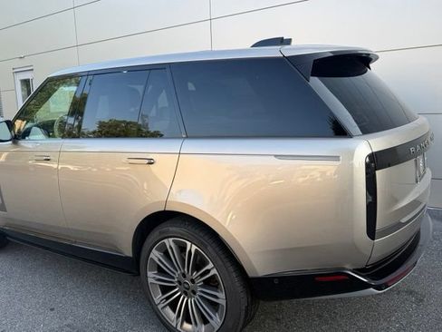 Used 2025 Land Rover Range Rover SE AWD/4WD image 3