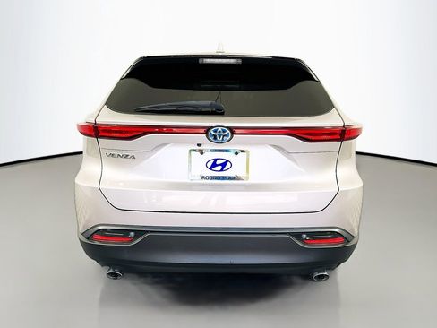 Used 2023 Toyota Venza LE image 6