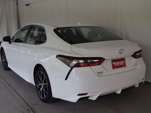 Used 2024 Toyota Camry SE w/ Cold Weather Package FWD image 24